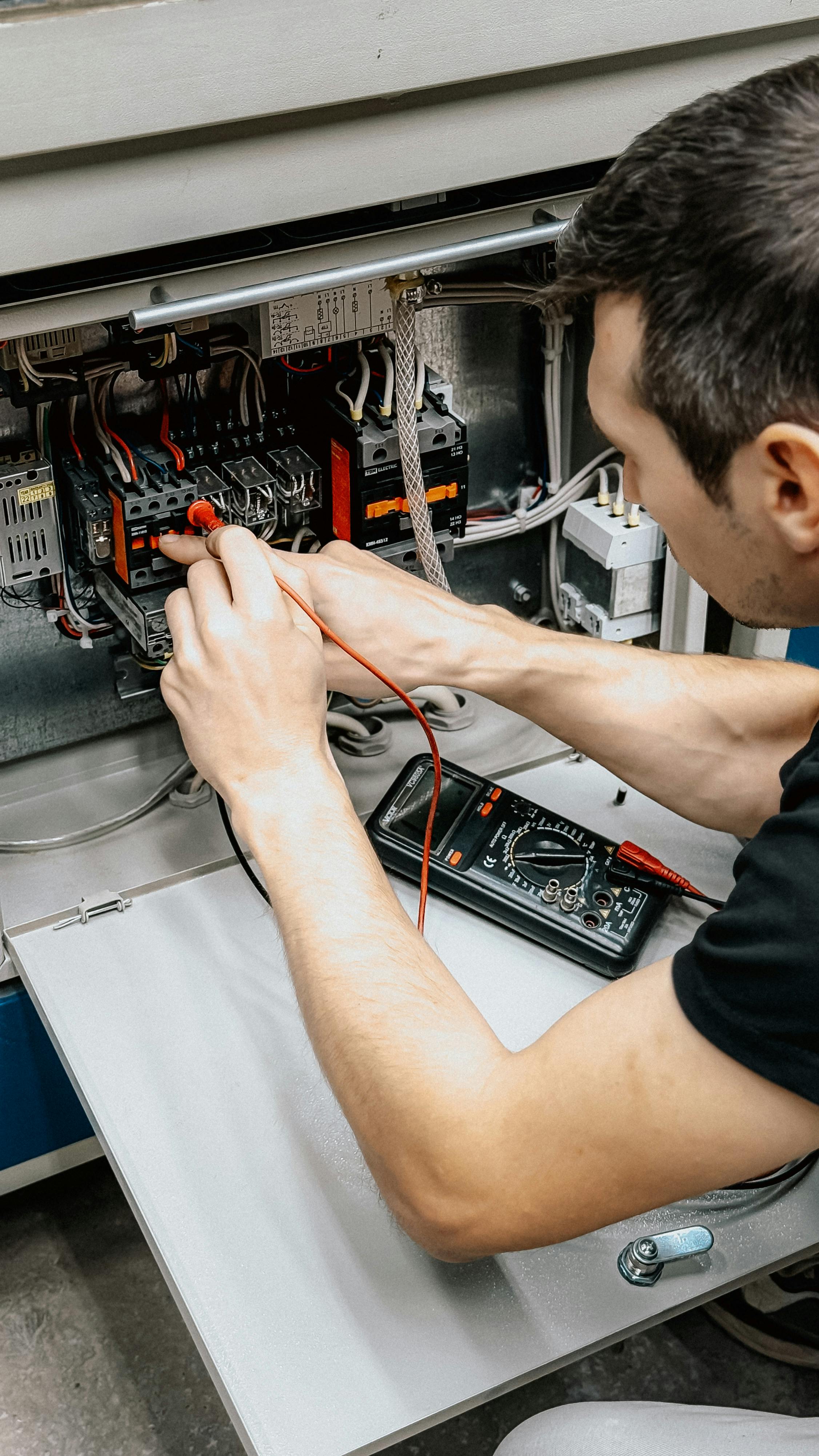 Elektriker som arbetar